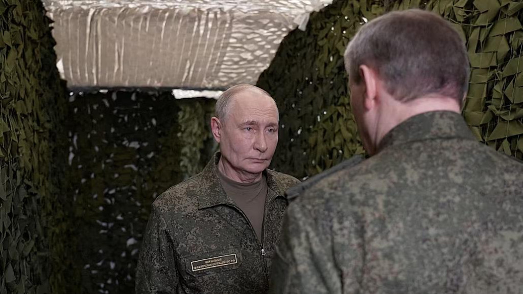 Rusk&yacute; prezident Vladimir Putin nav&scaron;tevuje veliteľsk&eacute; stanovi&scaron;te ruskej arm&aacute;dy na nezverejnenom mieste. FOTO: Reuters