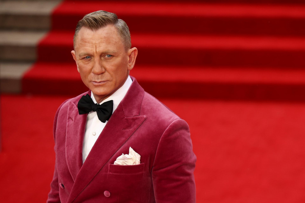 Herec Daniel Craig p&oacute;zuje pri pr&iacute;chode na svetov&uacute; premi&eacute;ru filmu o Jamesovi Bondovi &rdquo;Nie je čas zomrieť&rdquo;. FOTO: Reuters