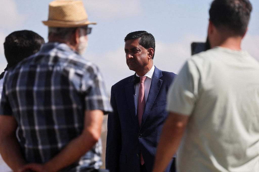 Americk&yacute; kongresman Ro Khanna sa počas n&aacute;v&scaron;tevy Izraelom okupovan&eacute;ho Z&aacute;padn&eacute;ho brehu Jord&aacute;nu rozpr&aacute;va s palest&iacute;nskymi obyvateľmi. FOTO: Reuters