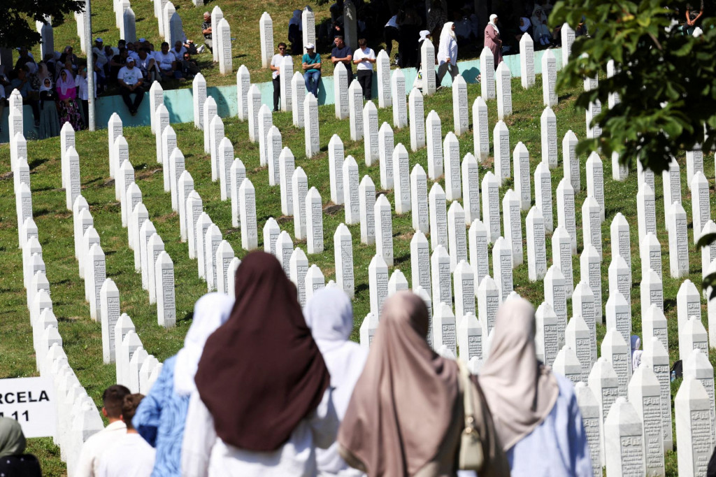 Ľudia sa modlia počas pam&auml;tnej sl&aacute;vnosti a pohrebu za desať obet&iacute; pri pr&iacute;ležitosti 31. v&yacute;ročia genoc&iacute;dy v Srebrenici v Potočari v Bosne a Hercegovine. FOTO: Reuters