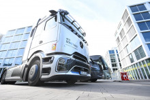 KK35 arch&iacute;v Leinfelden-Echterdingen - Na arch&iacute;vnej sn&iacute;mke z 6. m&aacute;ja 2026 n&aacute;kladn&eacute; vozidlo spoločnosti Daimler Truck je odparkovan&eacute; pred s&iacute;dlom v nemeckom meste Leinfelden-Echterdingen. Nemeck&aacute; automobilka vozidiel Daimler Truck predala v druhom &scaron;tvrťroku 86.707 n&aacute;kladn&yacute;ch vozidiel a autobusov. V porovnan&iacute; s rovnak&yacute;m obdob&iacute;m predch&aacute;dzaj&uacute;ceho roka to znamen&aacute; n&aacute;rast o 8 %. FOTO TASR/DPA
ARCHIV - 06.05.2026, Baden-W&uuml;rttemberg, Leinfelden-Echterdingen: Ein LKW von Daimler Truck steht vor der Zentrale des Unternehmens. (zu dpa: &laquo;Daimler Truck verkauft mehr Nutzfahrzeuge&raquo;)