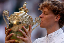 Taliansky tenista Jannik Sinner obh&aacute;jil titul v mužskej dvojhre na grandslamovom Wimbledone. FOTO: Reuters