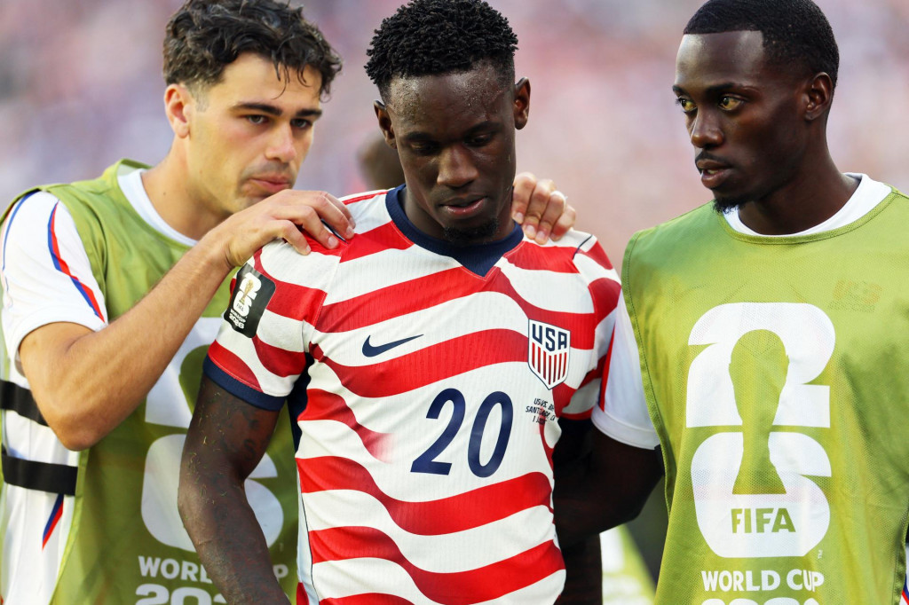 Americk&yacute; &uacute;točn&iacute;k Folarin Balogun dostal v z&aacute;pase s Bosnou a Hercegovinou červen&uacute; kartu, no nesk&ocirc;r ju FIFA odvolala, čo sp&ocirc;sobilo b&uacute;rku nev&ocirc;le medzi &uacute;častn&iacute;kmi MS vo futbale.  FOTO: REUTERS