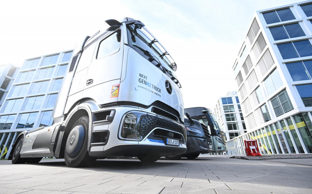 KK35 arch&iacute;v Leinfelden-Echterdingen - Na arch&iacute;vnej sn&iacute;mke z 6. m&aacute;ja 2026 n&aacute;kladn&eacute; vozidlo spoločnosti Daimler Truck je odparkovan&eacute; pred s&iacute;dlom v nemeckom meste Leinfelden-Echterdingen. Nemeck&aacute; automobilka vozidiel Daimler Truck predala v druhom &scaron;tvrťroku 86.707 n&aacute;kladn&yacute;ch vozidiel a autobusov. V porovnan&iacute; s rovnak&yacute;m obdob&iacute;m predch&aacute;dzaj&uacute;ceho roka to znamen&aacute; n&aacute;rast o 8 %. FOTO TASR/DPA
ARCHIV - 06.05.2026, Baden-W&uuml;rttemberg, Leinfelden-Echterdingen: Ein LKW von Daimler Truck steht vor der Zentrale des Unternehmens. (zu dpa: &laquo;Daimler Truck verkauft mehr Nutzfahrzeuge&raquo;)