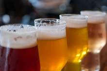 Viac ako p&auml;tina piva (22 percent) sa na Slovensku predala v piv&aacute;rňach, re&scaron;taur&aacute;ci&aacute;ch a hoteloch a 78 percent cez maloobchodn&eacute; siete. FOTO: Reuters