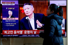 Telev&iacute;zia vysiela spravodajsk&uacute; report&aacute;ž o s&uacute;dnom procese s b&yacute;val&yacute;m juhok&oacute;rejsk&yacute;m prezidentom Jun Sok-jolom. FOTO: Reuters