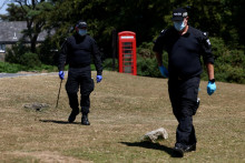 Policajti vy&scaron;etruj&uacute; oblasť v bl&iacute;zkosti domu b&yacute;valej britskej poslankyne a hovorkyne populistickej strany Reform UK Ann Widdecombovej. FOTO: Reuters