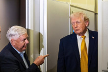 Americk&yacute; republik&aacute;nsky sen&aacute;toe Lindsey Gramam (vľavo) a americk&yacute; prezident Donald Trump. FOTO: TASR/AP