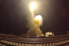 Počas &uacute;tokov na Ir&aacute;n, ktor&eacute; podľa &Uacute;stredn&eacute;ho velenia USA (CENTCOM) označilo za &uacute;toky, je odp&aacute;len&yacute; projektil. FOTO: Reuters/&Uacute;stredn&eacute; velenie USA