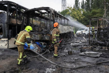Hasiči pracuj&uacute; na mieste autobusov&eacute;ho parkoviska zasiahnut&eacute;ho rusk&yacute;m dronom v Odese. FOTO: Reuters