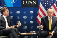 Americk&yacute; prezident Donald Trump sa stretol s gener&aacute;lnym tajomn&iacute;kom NATO Markom Ruttem v r&aacute;mci zasadnutia NATO v tureckej Ankare. FOTO: TASR/AP