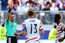 Americk&yacute; &uacute;točn&iacute;k Folarin Balogun dost&aacute;va červen&uacute; kartu v stretnut&iacute; s Bosnou a Hercegovinou. FOTO: Reuters