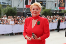 Magdal&eacute;na V&aacute;&scaron;aryov&aacute; očarila červenou r&oacute;bou od slovensk&eacute;ho n&aacute;vrh&aacute;ra.