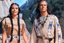 Pierre Brice a Karin Dor vo filme Vinnetou II - Červen&yacute; gentleman (1964), jednej z najzn&aacute;mej&scaron;&iacute;ch mayoviek &scaron;esťdesiatych rokov. FOTO: arch&iacute;v Mafra

