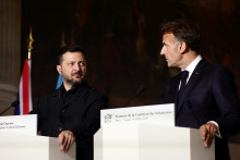 Franc&uacute;zsky prezident Emmanuel Macron a ukrajinsk&yacute; prezident Volodymyr Zelenskiy. FOTO: REUTERS