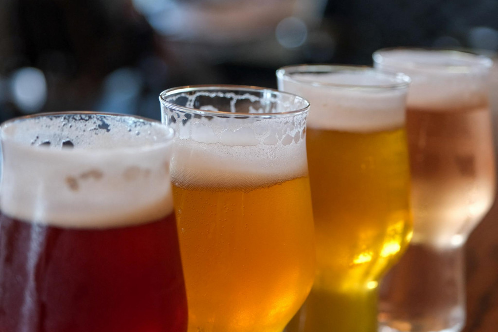 Viac ako p&auml;tina piva (22 percent) sa na Slovensku predala v piv&aacute;rňach, re&scaron;taur&aacute;ci&aacute;ch a hoteloch a 78 percent cez maloobchodn&eacute; siete. FOTO: Reuters