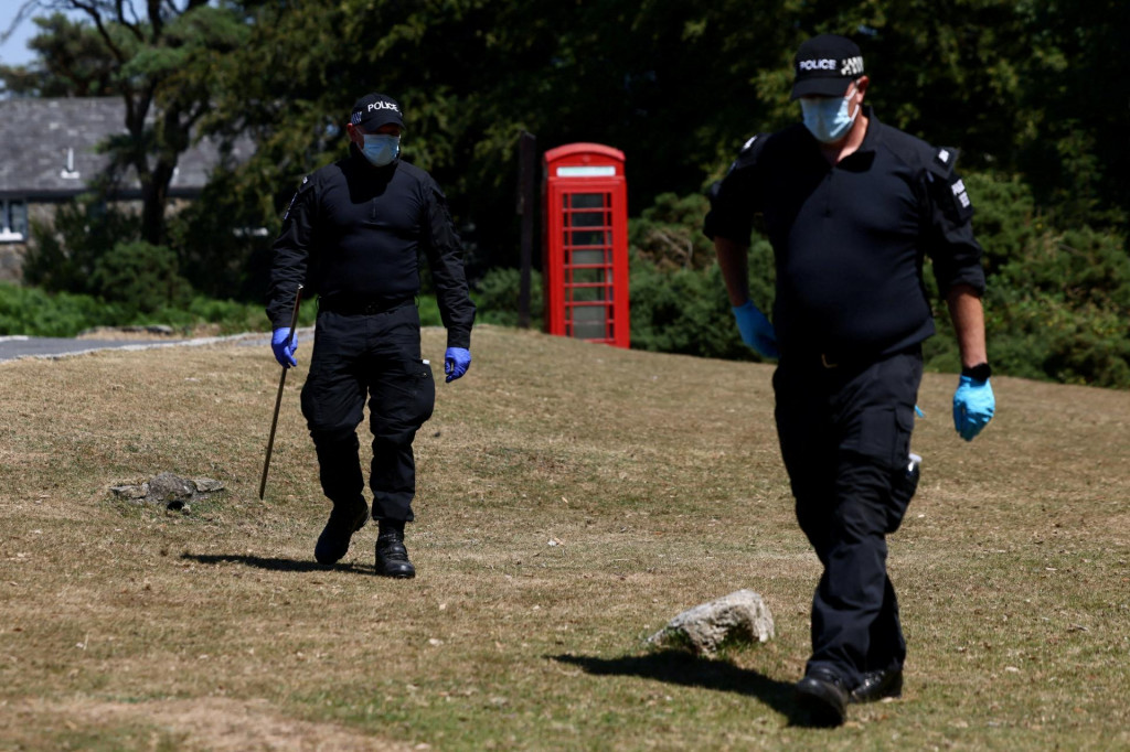 Policajti vy&scaron;etruj&uacute; oblasť v bl&iacute;zkosti domu b&yacute;valej britskej poslankyne a hovorkyne populistickej strany Reform UK Ann Widdecombovej. FOTO: Reuters