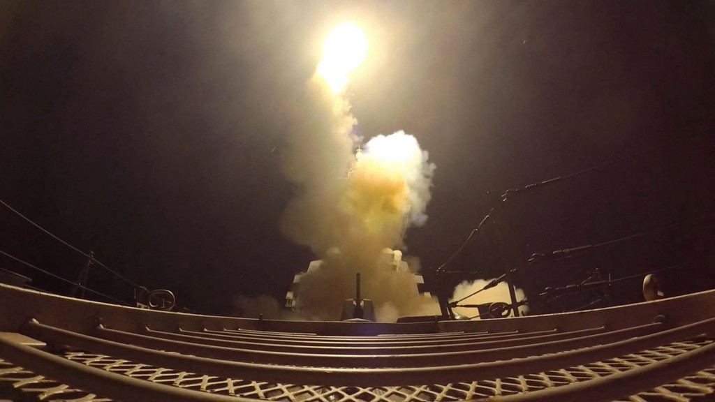 Počas &uacute;tokov na Ir&aacute;n, ktor&eacute; podľa &Uacute;stredn&eacute;ho velenia USA (CENTCOM) označilo za &uacute;toky, je odp&aacute;len&yacute; projektil. FOTO: Reuters/&Uacute;stredn&eacute; velenie USA