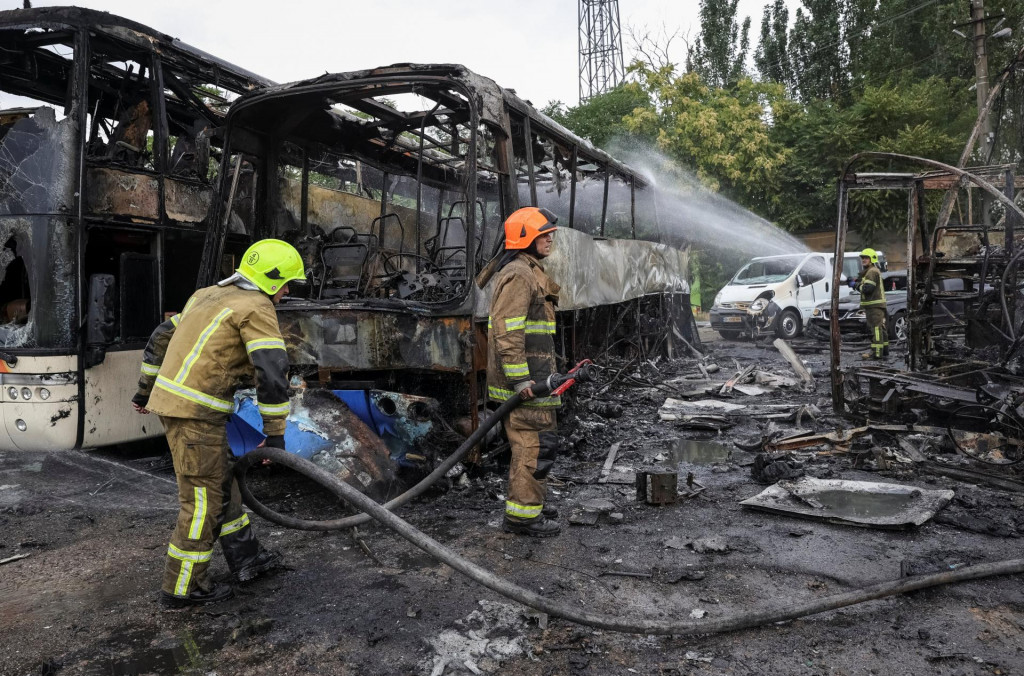 Hasiči pracuj&uacute; na mieste autobusov&eacute;ho parkoviska zasiahnut&eacute;ho rusk&yacute;m dronom v Odese. FOTO: Reuters
