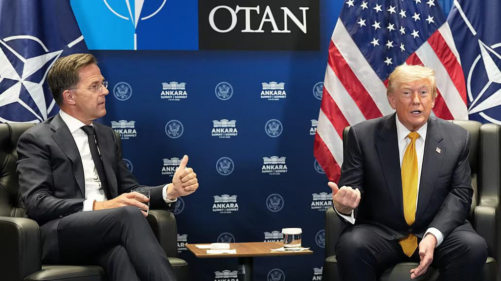 Americk&yacute; prezident Donald Trump sa stretol s gener&aacute;lnym tajomn&iacute;kom NATO Markom Ruttem v r&aacute;mci zasadnutia NATO v tureckej Ankare. FOTO: TASR/AP