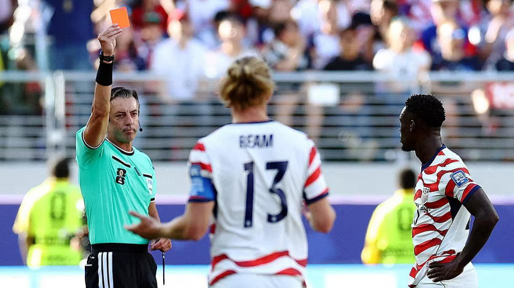 Americk&yacute; &uacute;točn&iacute;k Folarin Balogun dost&aacute;va červen&uacute; kartu v stretnut&iacute; s Bosnou a Hercegovinou. FOTO: Reuters