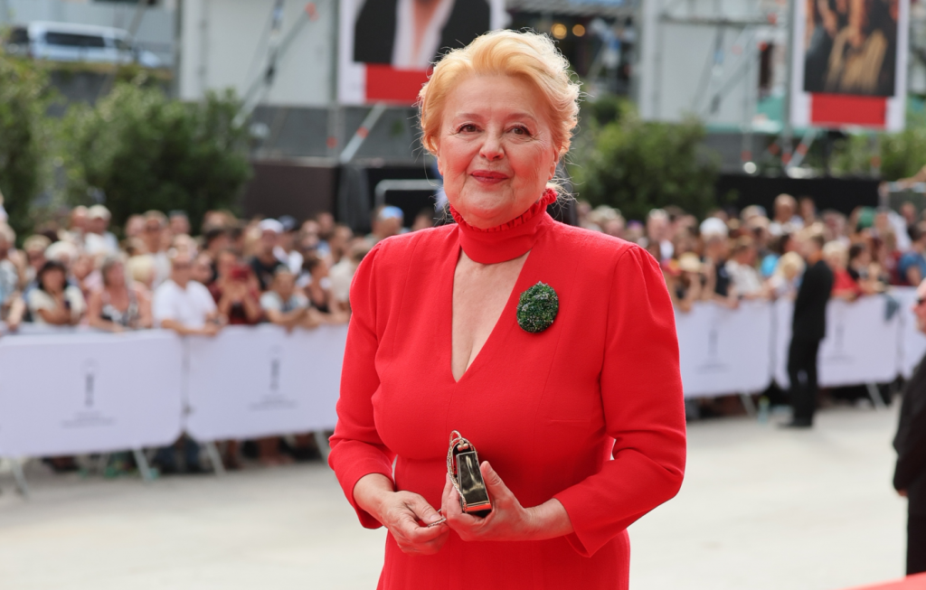 Magdal&eacute;na V&aacute;&scaron;aryov&aacute; očarila červenou r&oacute;bou od slovensk&eacute;ho n&aacute;vrh&aacute;ra.