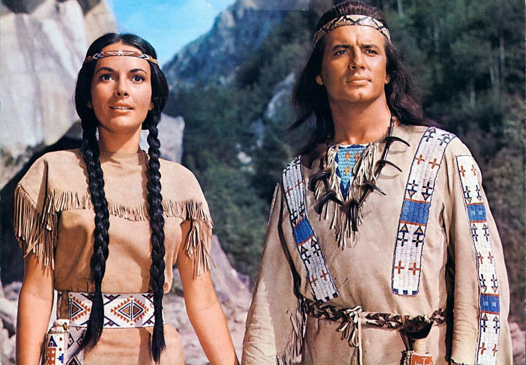 Pierre Brice a Karin Dor vo filme Vinnetou II - Červen&yacute; gentleman (1964), jednej z najzn&aacute;mej&scaron;&iacute;ch mayoviek &scaron;esťdesiatych rokov. FOTO: arch&iacute;v Mafra

