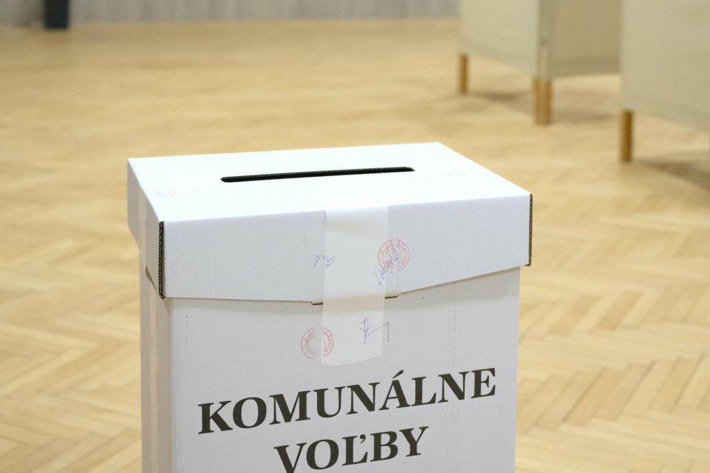 Na sn&iacute;mke volebn&aacute; schr&aacute;nka vo volebnej miestnosti. FOTO: TASR/Henrich Mi&scaron;ovič