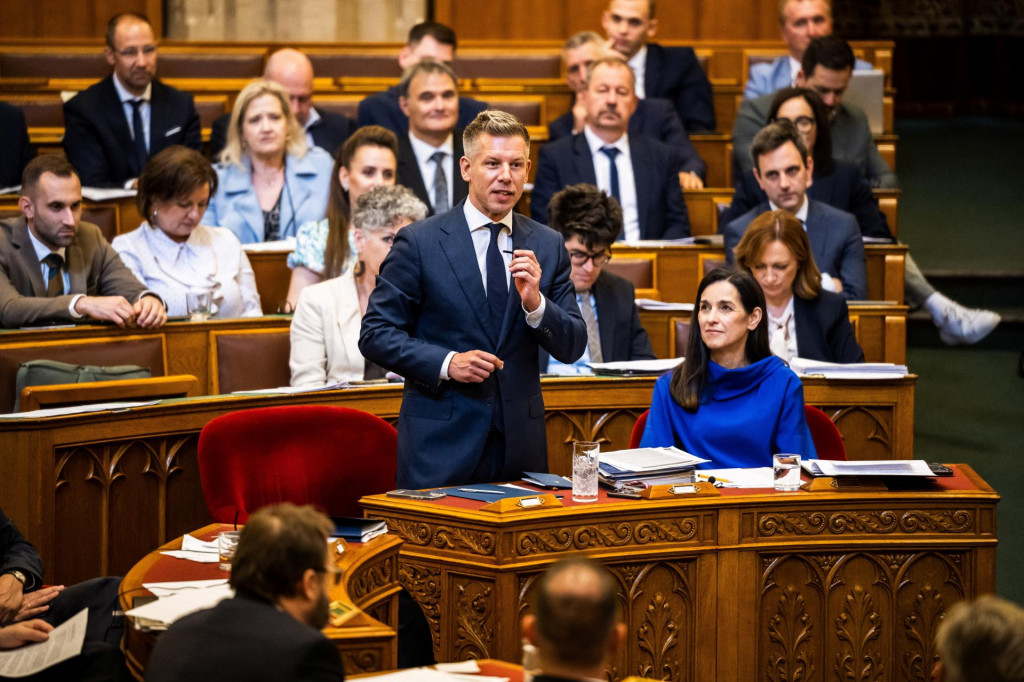 Maďarsk&yacute; premi&eacute;r  Peter Magyar v parlamente. FOTO: REUTERS