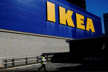 IKEA vyrad&iacute; z predaja obľ&uacute;ben&uacute; s&eacute;riu produktov. FOTO: REUTERS