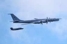 Sonob&oacute;ja vysaden&aacute; z rusk&eacute;ho vojensk&eacute;ho lietadla Tupolev Tu-142. FOTO: REUTERS