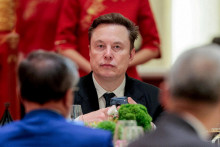 Soci&aacute;lnu sieť Twitter na jeseň 2022 prevzal Elon Musk (na sn&iacute;mke v strede), nesk&ocirc;r sa premenovala na X.

FOTO: REUTERS