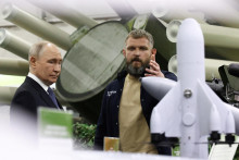 V&scaron;etko pre v&iacute;ťazstvo, znie n&aacute;zov vlasteneckej v&yacute;stavy, ktor&uacute; si 13. j&uacute;la v Moskve prezrel aj Vladimir Putin. FOTO: Reuters