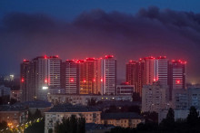 Dym st&uacute;pa v meste počas rusk&eacute;ho raketov&eacute;ho &uacute;toku v Kyjeve. FOTO: Reuters