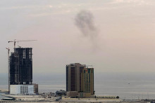 Dym st&uacute;pa po zachyten&iacute; dronu v Bahrajne. FOTO: Reuters