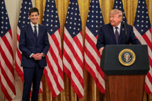 Donald Trump vyst&uacute;pil s prejavom počas sl&aacute;vnostnej pr&iacute;sahy nov&eacute;ho predsedu americkej centr&aacute;lnej banky Kevina Warsha. FOTO: Reuters