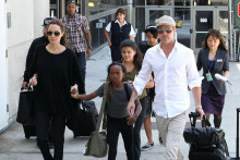 Brad Pitt, Angelina Jolie s adopt&iacute;vnym synom Maddoxom.
