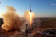Na videosn&iacute;mke &scaron;tart ruskej nosnej rakety Sojuz-2.1a, ktor&aacute; do vesm&iacute;ru vynesie kozmick&uacute; loď Sojuz MS-29 s trojčlennou pos&aacute;dkou pre Medzin&aacute;rodn&uacute; vesm&iacute;rnu stanicu (ISS) z kaza&scaron;sk&eacute;ho kozmodr&oacute;mu Bajkonur. FOTO: TASR/AP