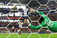 &Scaron;paniel Mikel Oyarzabal strelil prv&yacute; g&oacute;l z penalty. FOTO: REUTERS