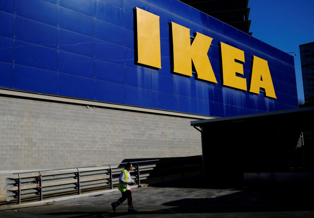 IKEA vyrad&iacute; z predaja obľ&uacute;ben&uacute; s&eacute;riu produktov. FOTO: REUTERS
