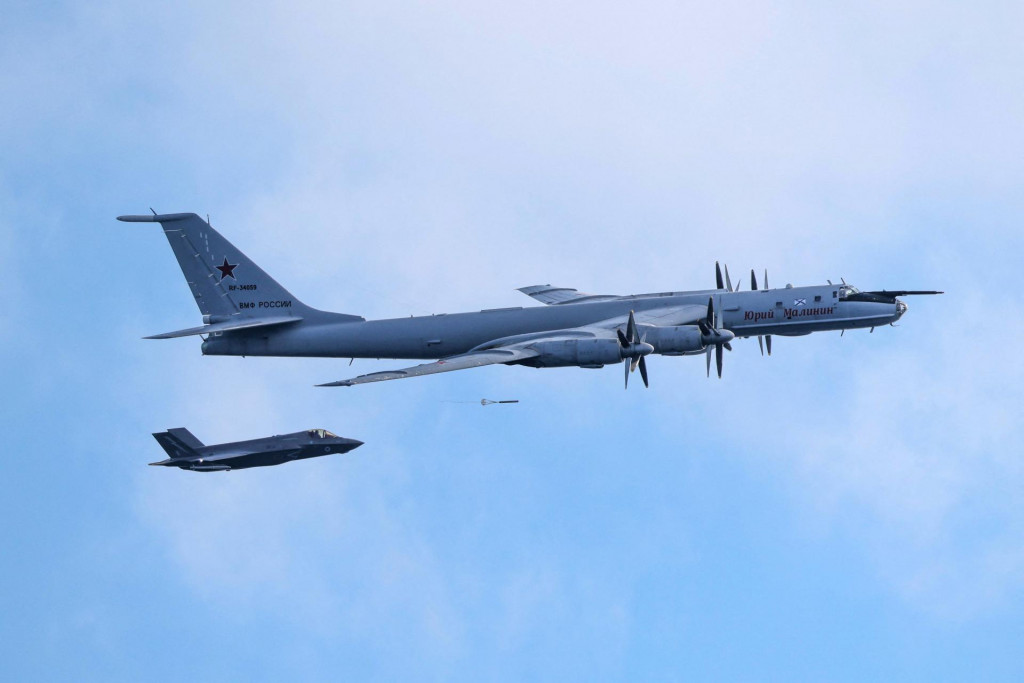 Sonob&oacute;ja vysaden&aacute; z rusk&eacute;ho vojensk&eacute;ho lietadla Tupolev Tu-142. FOTO: REUTERS