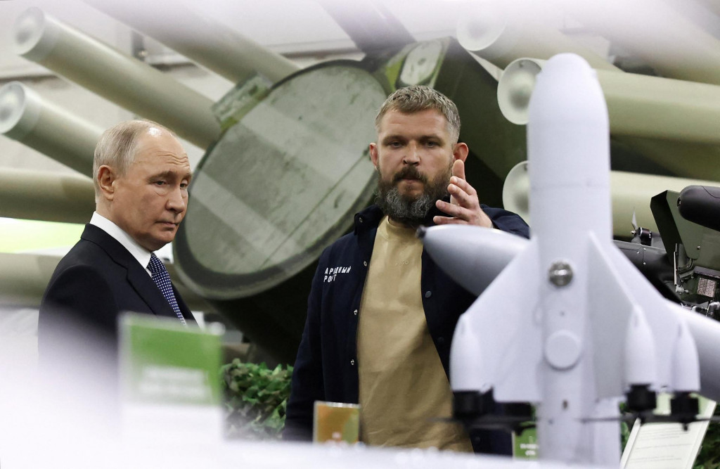 V&scaron;etko pre v&iacute;ťazstvo, znie n&aacute;zov vlasteneckej v&yacute;stavy, ktor&uacute; si 13. j&uacute;la v Moskve prezrel aj Vladimir Putin. FOTO: Reuters