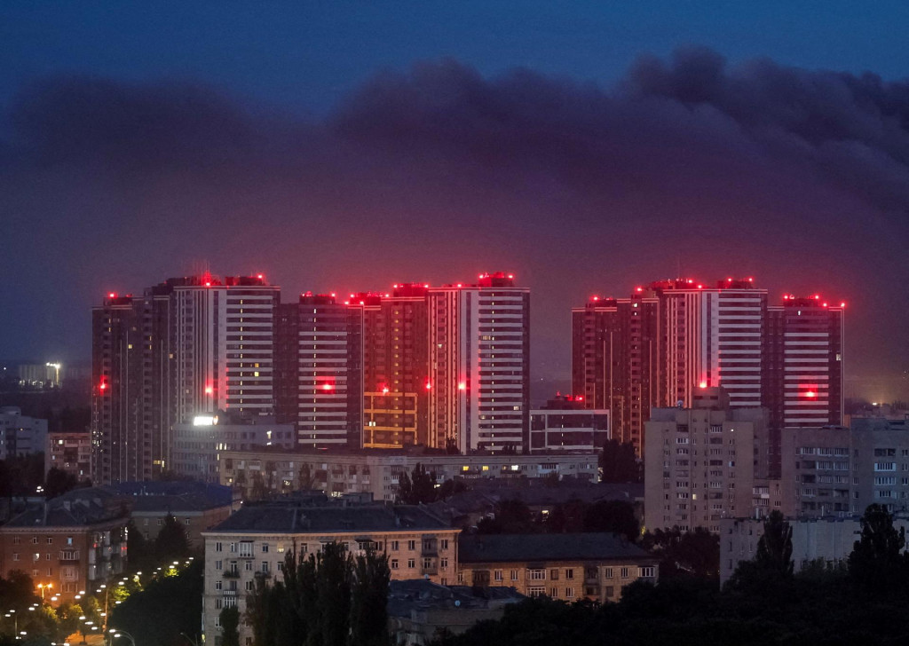 Dym st&uacute;pa v meste počas rusk&eacute;ho raketov&eacute;ho &uacute;toku v Kyjeve. FOTO: Reuters