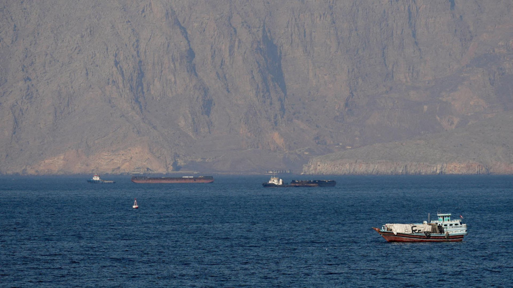 Lode a tankery v Hormuzskom prielive. FOTO: Reuters