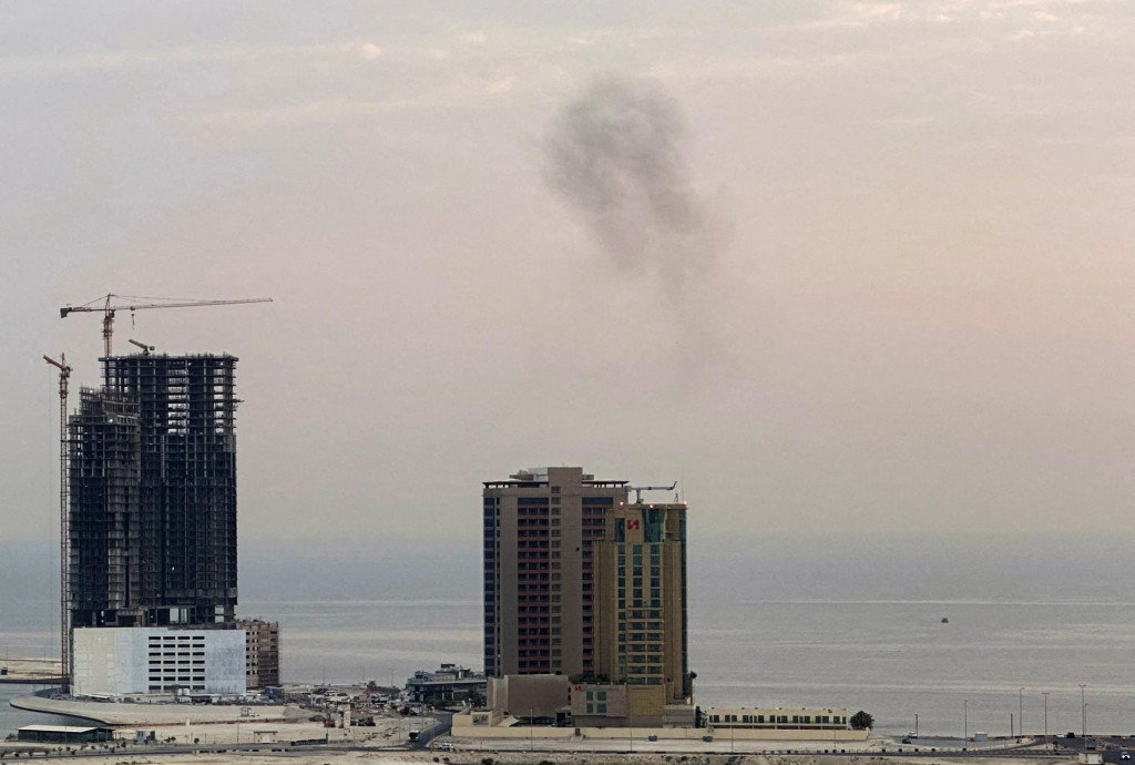 Dym st&uacute;pa po zachyten&iacute; dronu v Bahrajne. FOTO: Reuters