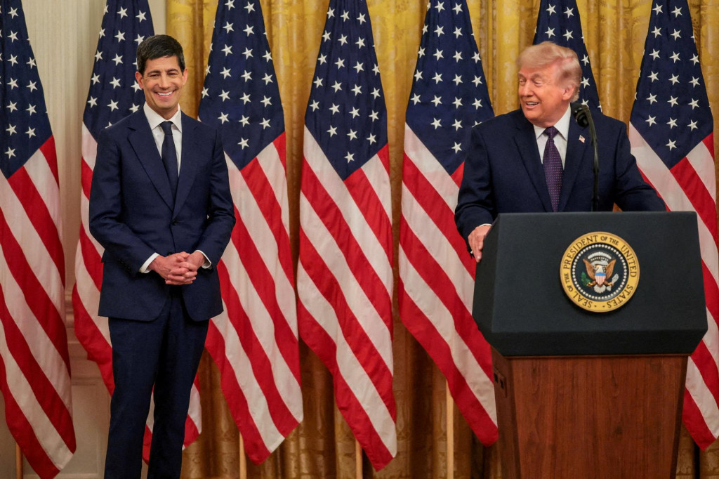 Donald Trump vyst&uacute;pil s prejavom počas sl&aacute;vnostnej pr&iacute;sahy nov&eacute;ho predsedu americkej centr&aacute;lnej banky Kevina Warsha. FOTO: Reuters