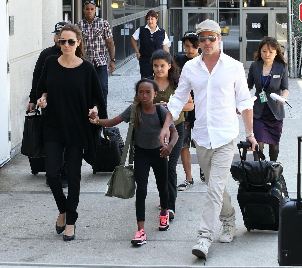 Brad Pitt, Angelina Jolie s adopt&iacute;vnym synom Maddoxom.