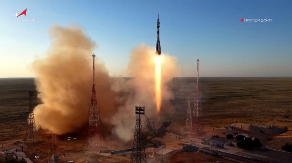 Na videosn&iacute;mke &scaron;tart ruskej nosnej rakety Sojuz-2.1a, ktor&aacute; do vesm&iacute;ru vynesie kozmick&uacute; loď Sojuz MS-29 s trojčlennou pos&aacute;dkou pre Medzin&aacute;rodn&uacute; vesm&iacute;rnu stanicu (ISS) z kaza&scaron;sk&eacute;ho kozmodr&oacute;mu Bajkonur. FOTO: TASR/AP