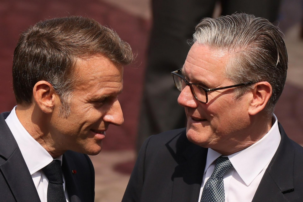 Franc&uacute;zsky prezident Emmanuel Macron a britsk&yacute; premi&eacute;r Keir Starmer. FOTO: TASR/AP