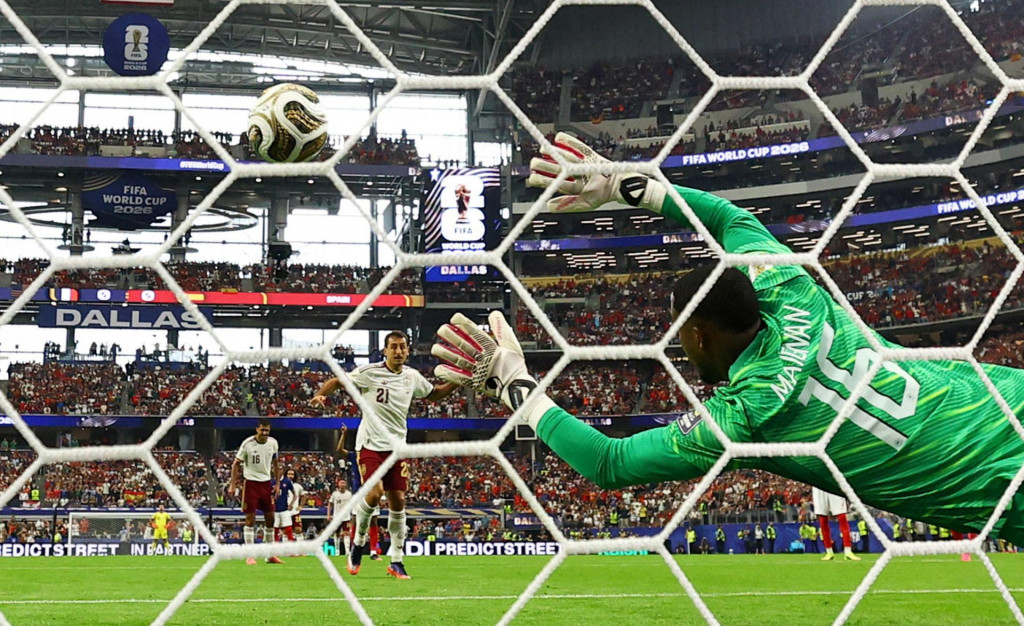 &Scaron;paniel Mikel Oyarzabal strelil prv&yacute; g&oacute;l z penalty. FOTO: REUTERS